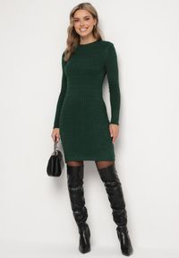 Born2be - Ciemnozielona Dzianinowa Sukienka Mini z Ozdobnym Prążkowaniem o Dopasowanym Fasonie Kais. Kolor: zielony. Materiał: dzianina, prążkowany. Długość: mini
