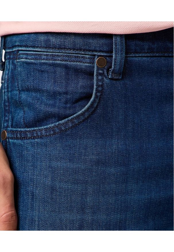 Wrangler - MESKIE SPODNIE WRANGLER GREENSBORO METRO RETRO 112362447. Styl: retro