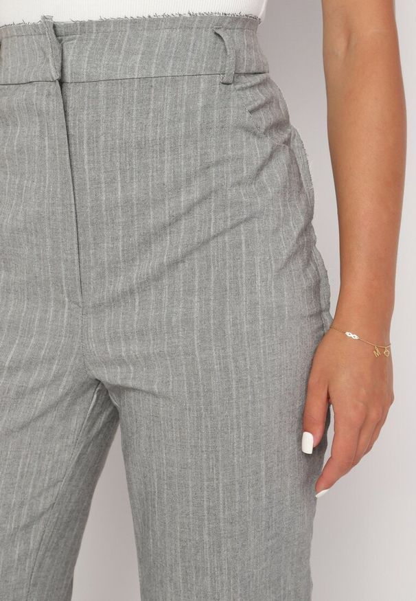 Born2be - Szare Spodnie Garniturowe z Wysokim Stanem Olvia. Okazja: na spotkanie biznesowe, do pracy. Stan: podwyższony. Kolor: szary. Długość: długie. Styl: biznesowy