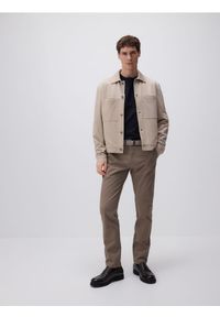 Reserved - Spodnie chino slim z paskiem - brązowy. Kolor: brązowy. Materiał: tkanina, bawełna #1