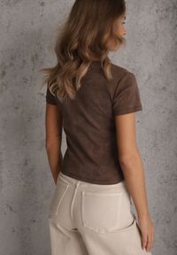 Renee - Brązowy T-shirt z Bawełny Ozdobiony Sercem z Cyrkonii Amythera. Okazja: na co dzień. Kolor: brązowy. Materiał: bawełna. Wzór: aplikacja. Styl: sportowy, casual, elegancki #3