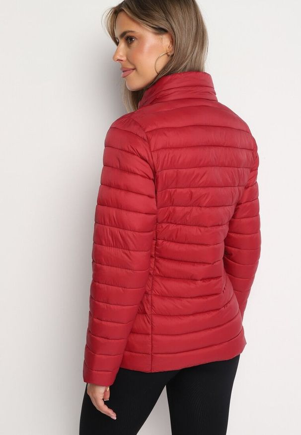 Born2be - Bordowa Pikowana Kurtka z Kieszeniami Zapinanymi na Zamek Błyskawiczny Mivindra. Okazja: na co dzień. Kolor: czerwony. Materiał: jeans. Styl: casual