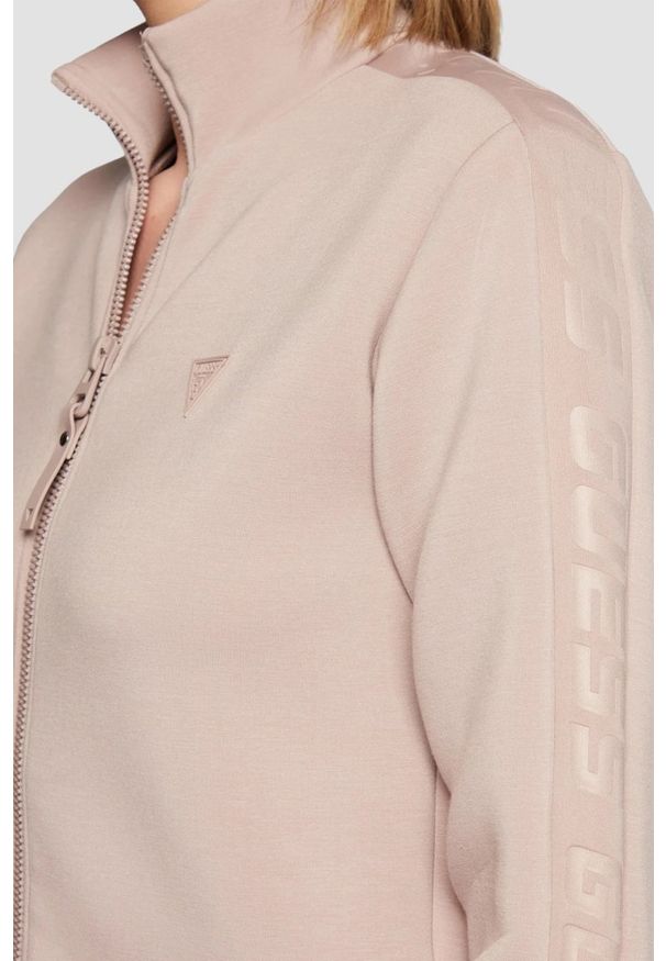 Guess - GUESS Różowa bluza damska z lampasami New Allie Scuba. Kolor: różowy. Materiał: materiał. Styl: elegancki