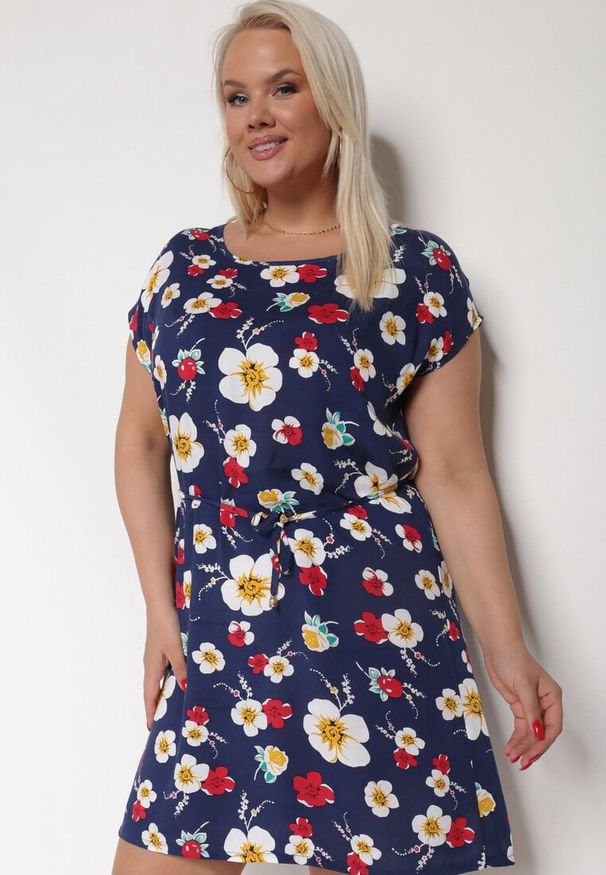 Born2be - Granatowa Wiskozowa Sukienka w Kwiaty z Materiałowym Paskiem w Talii Risse. Kolekcja: plus size. Kolor: niebieski. Materiał: materiał, wiskoza. Wzór: kwiaty. Sezon: lato. Typ sukienki: proste, dla puszystych. Styl: elegancki
