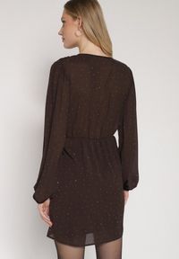 Born2be - Brązowa Kopertowa Sukienka Zdobiona Cyrkoniami i Drapowaniem Idiselle. Okazja: na spotkanie biznesowe. Kolor: brązowy. Materiał: poliester. Wzór: aplikacja. Typ sukienki: kopertowe. Styl: wizytowy, klasyczny, biznesowy #4