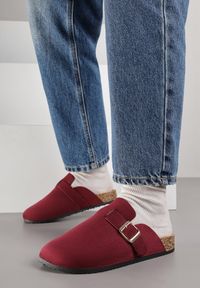 Renee - Bordowe Klapki Ozdobione Klamrą na Pasku Zelevelis. Okazja: na co dzień. Kolor: czerwony. Materiał: jeans. Wzór: aplikacja. Obcas: na obcasie. Styl: elegancki, casual. Wysokość obcasa: niski #7
