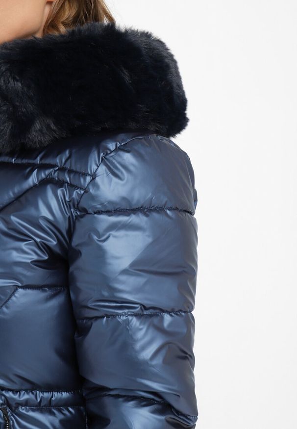 Born2be - Granatowa Pikowana Kurtka z Kapturem i Futerkiem Sahria. Okazja: na co dzień. Typ kołnierza: kaptur. Kolor: niebieski. Materiał: futro. Sezon: zima. Styl: elegancki, casual, klasyczny