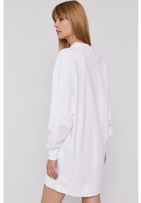Calvin Klein Jeans Sukienka kolor biały mini prosta. Okazja: na co dzień. Kolor: biały. Materiał: bawełna, dzianina. Długość rękawa: długi rękaw. Wzór: gładki. Typ sukienki: proste. Styl: casual. Długość: mini #3