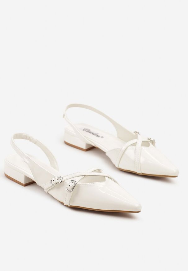 Born2be - Białe Sandały z Noskiem w Szpic Zdobione Paskami z Klamerkami Tenamira. Zapięcie: pasek. Kolor: biały. Wzór: aplikacja. Styl: boho, elegancki