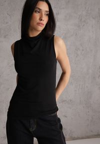Renee - Czarna Bluzka Top Bez Rękawów ze Stójką Nedire. Typ kołnierza: kołnierzyk stójkowy. Kolor: czarny. Materiał: poliester, elastan, materiał, jeans. Długość rękawa: bez rękawów. Styl: elegancki #1