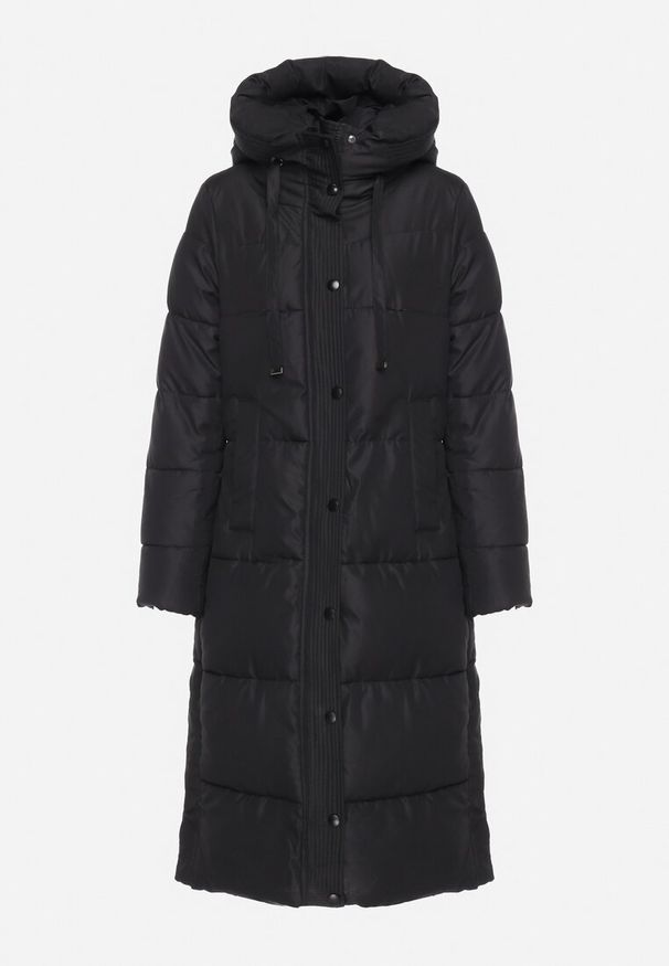 Born2be - Czarna Długa Pikowana Kurtka z Kapturem z Napami i Plisą Arvis. Okazja: na co dzień. Typ kołnierza: kaptur. Kolor: czarny. Materiał: wełna, jeans, tkanina. Długość: długie. Sezon: zima. Styl: klasyczny, casual, elegancki