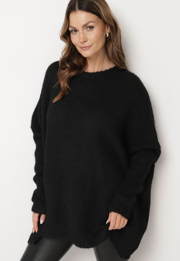 Born2be - Czarny Klasyczny Sweter o Kroju Oversize Zallelia. Okazja: na spotkanie biznesowe, do pracy, na co dzień. Kolor: czarny. Materiał: wełna. Długość rękawa: długi rękaw. Długość: długie. Sezon: jesień. Styl: klasyczny
