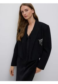 Reserved - Marynarka z ozdobną aplikacją - czarny. Kolor: czarny. Materiał: wiskoza, bawełna. Długość: krótkie. Wzór: aplikacja