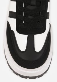 Born2be - Czarno-Białe Sneakersy na Grubej Podeszwie Ozdobione Tłoczeniem i Paskami Fonrith. Okazja: na co dzień. Zapięcie: pasek. Kolor: czarny. Materiał: jeans. Wzór: aplikacja. Obcas: na platformie #5