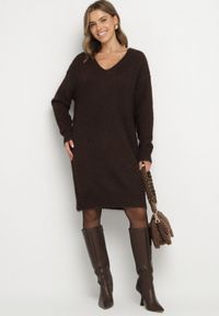 Born2be - Brązowa Dzianinowa Sukienka z Domieszką Wełny o Pudełkowym Kroju Esmerea. Okazja: na co dzień. Typ kołnierza: dekolt w kształcie V. Kolekcja: plus size. Kolor: brązowy. Materiał: dzianina, wełna. Długość rękawa: długi rękaw. Typ sukienki: dla puszystych. Styl: casual, klasyczny #3