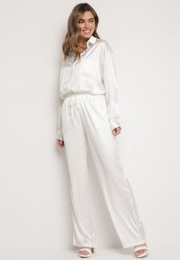 Born2be - Białe Szerokie Spodnie z Metalicznym Wzorem w Cienkie Paski Kleriame. Kolor: biały. Wzór: paski #1