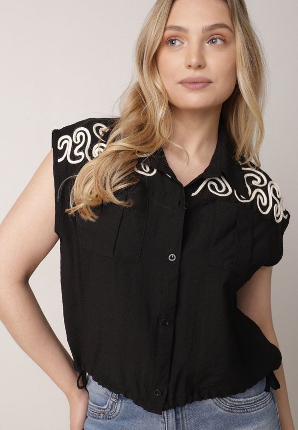 Born2be - Czarna Wiskozowa Koszula Boho Bez Rękawów ze Ściągaczem w Pasie Limopise. Okazja: na co dzień. Typ kołnierza: kołnierzyk klasyczny. Kolor: czarny. Materiał: wiskoza. Długość rękawa: bez rękawów. Wzór: gładki. Sezon: lato. Styl: boho