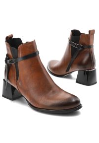 Brązowe Botki Armodo Eleganckie Obuwie Damskie Na Obcasie. Okazja: na co dzień, do pracy, na spotkanie biznesowe. Kolor: brązowy. Materiał: skóra. Obcas: na obcasie. Styl: elegancki. Wysokość obcasa: średni #4