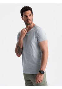 Ombre Clothing - Klasyczna męska bawełniana koszulka z dekoltem w serek BASIC – szary melanż V16. Typ kołnierza: dekolt w serek. Kolor: szary. Materiał: bawełna. Wzór: melanż. Styl: klasyczny #5