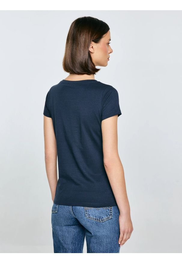 Big-Star - Koszulka damska z nadrukiem granatowa Serra 403. Okazja: na co dzień. Kolor: niebieski. Materiał: dzianina, bawełna, jeans. Długość rękawa: krótki rękaw. Długość: krótkie. Wzór: nadruk. Sezon: zima. Styl: wizytowy, casual, retro, klasyczny