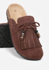 Renee - Brązowe Boho Klapki Mule z Imitacji Zamszu z Frędzlami i Koralikami Elwedila. Okazja: na randkę, na plażę, na co dzień. Kolor: brązowy. Materiał: zamsz. Styl: boho #6