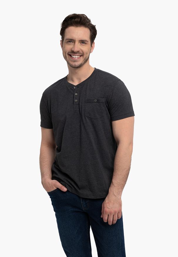 Volcano - T-shirt z dekoltem na guziki T-WARU. Okazja: na co dzień, na spacer. Typ kołnierza: typu henley. Kolekcja: plus size. Materiał: jeans, materiał, bawełna. Długość rękawa: krótki rękaw. Długość: krótkie. Wzór: melanż. Styl: klasyczny, casual, elegancki
