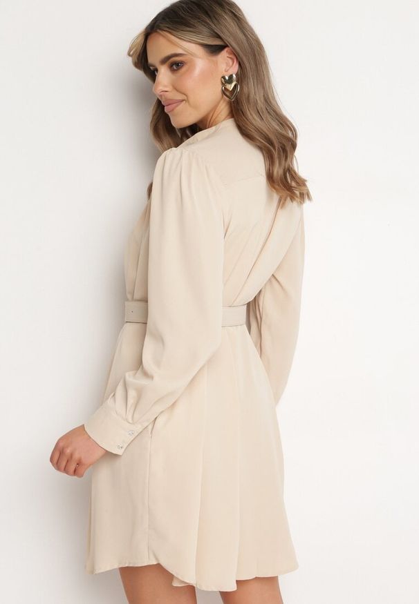 Born2be - Beżowa Koszulowa Sukienka Zapinana na Guziki z Materiałowym Paskiem Ozdobiona Cyrkoniami Esantia. Okazja: na co dzień. Typ kołnierza: dekolt w serek. Kolor: beżowy. Materiał: materiał. Wzór: aplikacja. Typ sukienki: koszulowe. Styl: casual