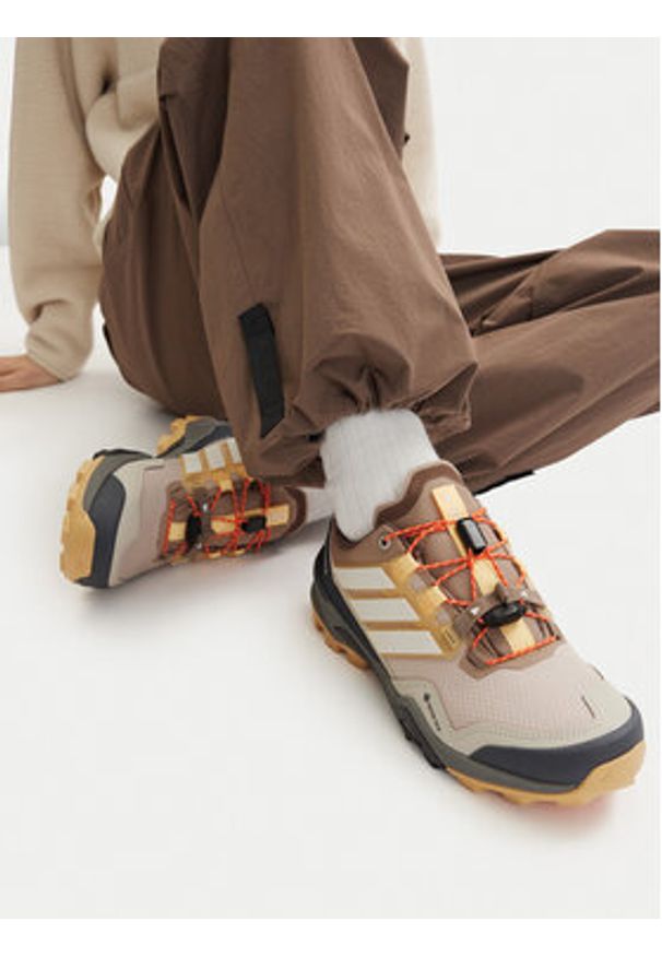 Adidas - adidas Trekkingi Terrex Skychaser Gore-Tex JR3961 Beżowy. Kolor: beżowy. Materiał: materiał