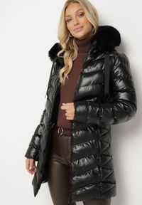 Born2be - Czarna Długa Pikowana Kurtka z Odpinanym Futerkiem i Sznurkami Rinnarae. Okazja: na spacer, na co dzień. Typ kołnierza: kaptur. Kolor: czarny. Materiał: futro. Długość: długie. Styl: casual, elegancki #4