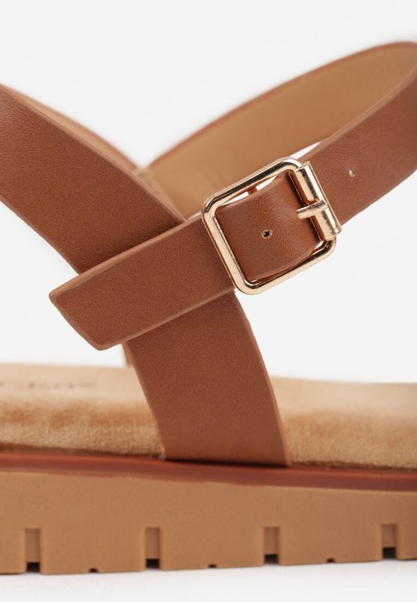 Renee - Ciemnobeżowe Sandały VICES w Stylu Basic z Paskiem z Klamerką Loretha. Okazja: na co dzień. Zapięcie: pasek. Kolor: beżowy. Styl: casual, street