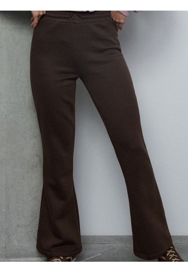 Sinsay - Spodnie flare basic - brązowy. Kolor: brązowy