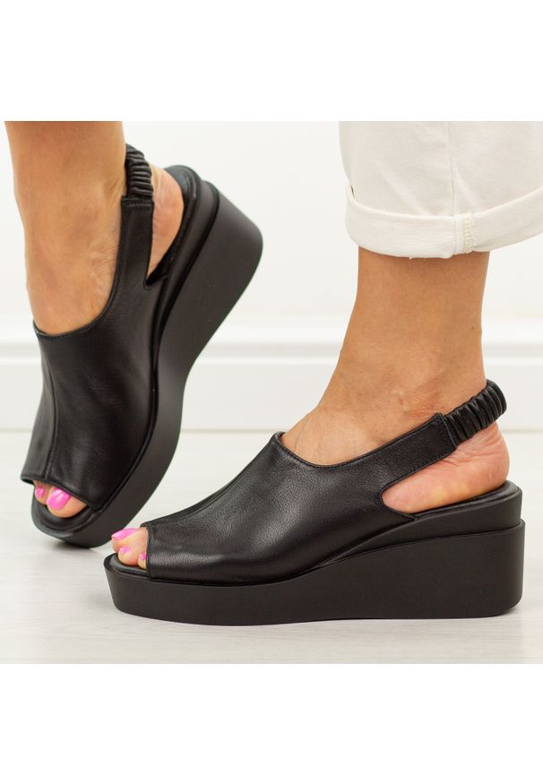 Czarne skórzane sandały damskie T.Sokolski 407. Okazja: na co dzień, na spacer. Zapięcie: pasek. Kolor: czarny. Materiał: skóra. Sezon: wiosna, lato. Obcas: na koturnie. Styl: casual, elegancki