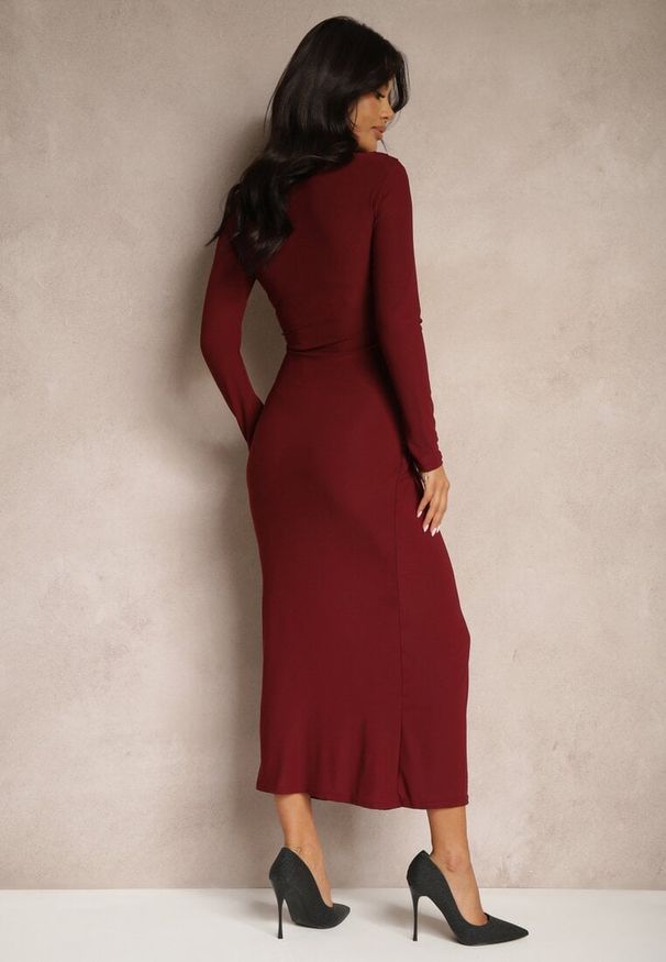 Renee - Bordowa Marszczona Sukienka o Dopasowanym Kroju z Długim Rękawem i Trenem Sennariel. Kolor: czerwony. Długość rękawa: długi rękaw. Typ sukienki: dopasowane. Styl: elegancki