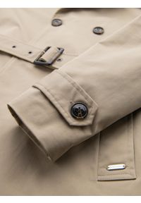 Ombre Clothing - Elegancki męski płaszcz trencz SLIM FIT z paskiem – beżowy V1. Kolor: beżowy. Materiał: tkanina, poliester, materiał. Wzór: gładki. Styl: elegancki #4