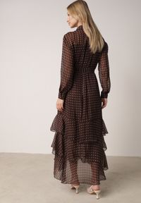 Born2be - Brązowa Koszulowa Sukienka z Dłuższym Tyłem i Falbanami Savandra. Okazja: na co dzień. Kolor: brązowy. Materiał: poliester. Typ sukienki: koszulowe. Styl: casual #7