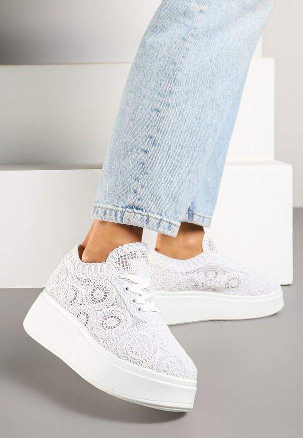 Born2be - Białe Sneakersy w Stylu Tenisówek na Platformie z Szydełkową Cholewką Filusenia. Okazja: na co dzień. Kolor: biały. Szerokość cholewki: normalna. Obcas: na platformie