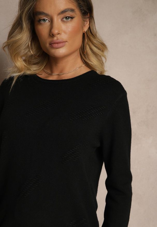 Renee - Czarny Sweter o Klasycznym Kroju z Ozdobnymi Guziczkami po Bokach Melornia. Okazja: na co dzień. Kolor: czarny. Styl: klasyczny