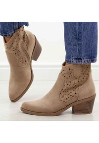 Beżowe botki damskie, kowbojki S.Barski 8012. Okazja: na co dzień. Kolor: beżowy. Materiał: zamsz. Szerokość cholewki: normalna. Sezon: wiosna, jesień, lato. Obcas: na obcasie. Styl: casual, elegancki, klasyczny. Wysokość obcasa: średni #1