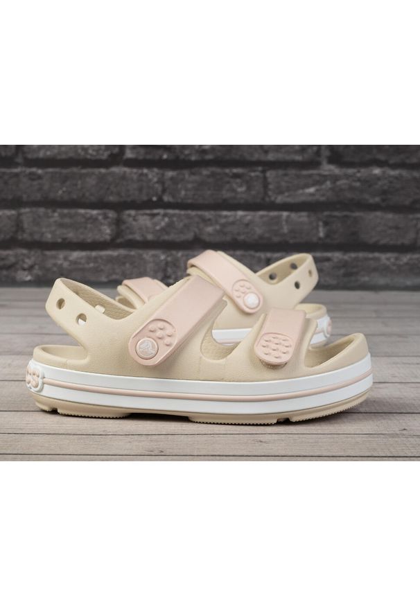 Sandały dziewczęce sportowe Crocs CROCBAND CRUISER SANDAL. Kolor: beżowy. Styl: sportowy