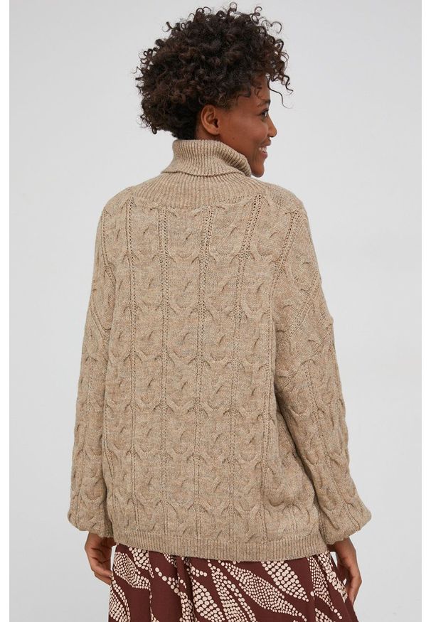 Answear Lab Sweter z wełną damski kolor beżowy ciepły z golfem. Typ kołnierza: golf. Kolor: beżowy. Materiał: wełna. Wzór: ze splotem. Styl: wakacyjny