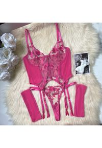 Intica - Komplet bielizny z kwiatowym haftem na romantyczne wieczory Gayane. Kolor: różowy. Materiał: materiał. Wzór: kwiaty, haft