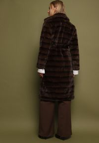 Born2be - Brązowy Klasyczny Płaszcz Futerko z Wiązanym Paskiem Aranelle. Okazja: na co dzień. Kolor: brązowy. Materiał: futro. Styl: klasyczny #2