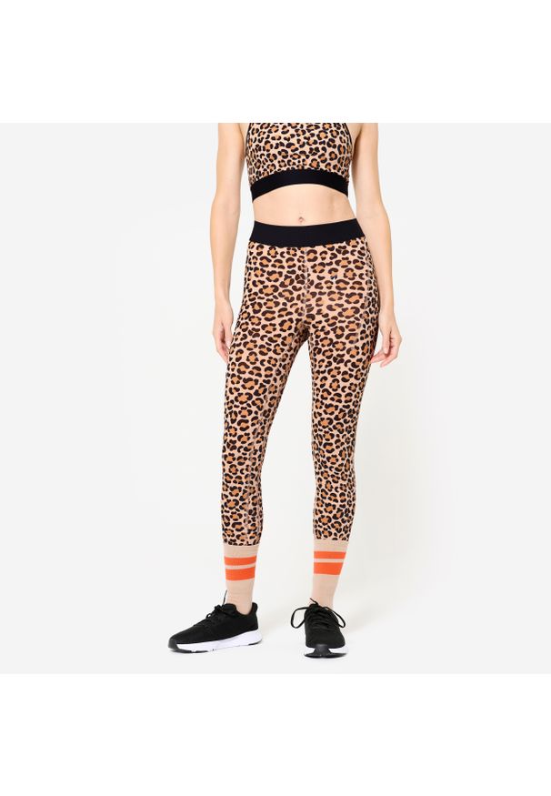 DOMYOS - Legginsy fitness damskie Domyos z nadrukiem w panterkę, kolor cappuccino. Kolor: brązowy. Materiał: materiał, poliamid, elastan. Wzór: motyw zwierzęcy, nadruk. Sport: fitness