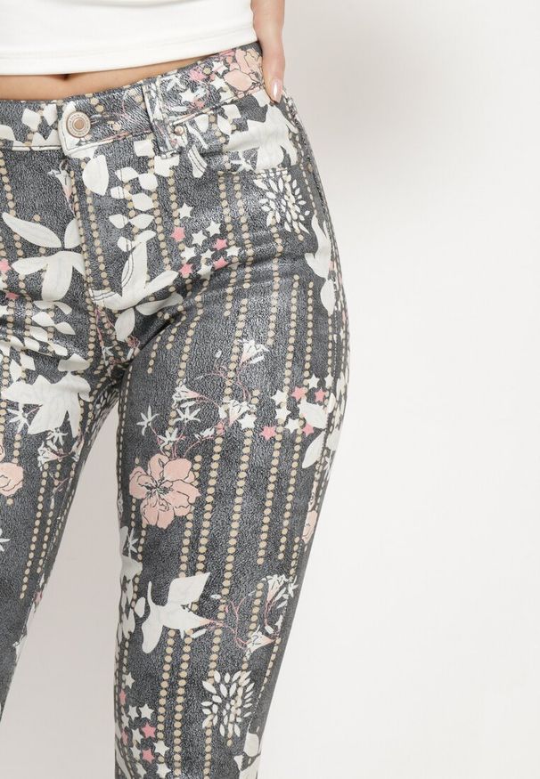 Born2be - Szare Spodnie Skinny z Ozdobnym Kwiatowym Wzorem Lakardi. Okazja: na co dzień. Kolor: szary. Materiał: bawełna. Wzór: kwiaty. Styl: casual, elegancki