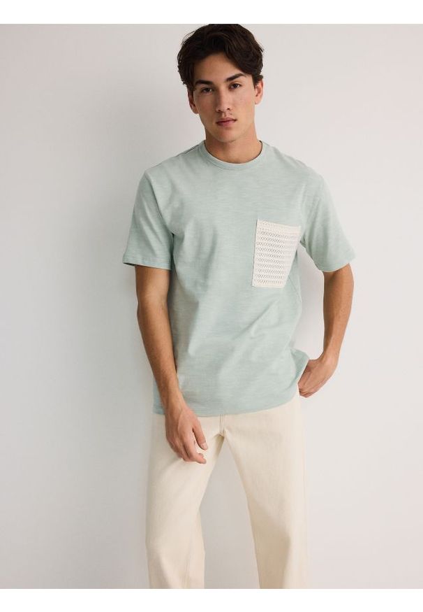 Reserved - T-shirt comfort z kieszonką - jasnozielony. Kolor: zielony. Materiał: bawełna