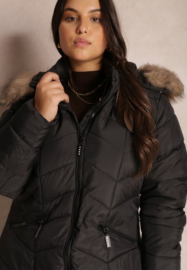 Renee - Czarna Kurtka Pikowana z Futerkiem Lawanna. Okazja: na co dzień. Kolekcja: plus size. Kolor: czarny. Materiał: futro. Długość rękawa: długi rękaw. Długość: długie. Wzór: aplikacja. Styl: elegancki, wizytowy, casual