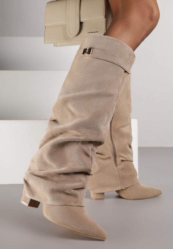 Born2be - Ciemnobeżowe Kozaki na Słupku z Marszczoną Cholewką Imitującą Nogawkę Rittia. Okazja: na spotkanie biznesowe, do pracy, na co dzień. Kolor: beżowy. Materiał: jeans. Szerokość cholewki: normalna. Obcas: na słupku. Styl: elegancki, casual, biznesowy