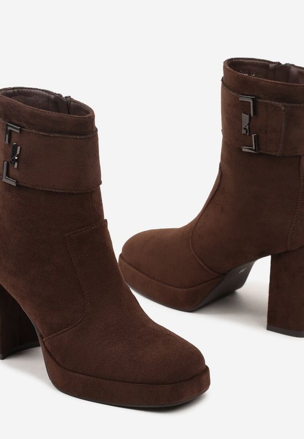 Born2be - Brązowe Botki na Obcasie z Ozdobnym Paskiem i Aplikacją Lemilie. Okazja: na co dzień. Zapięcie: pasek. Kolor: brązowy. Materiał: skóra, jeans. Wzór: aplikacja. Obcas: na obcasie. Styl: wizytowy, klasyczny, elegancki, casual, rockowy. Wysokość obcasa: średni