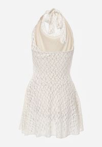 Renee - Biała Koronkowa Sukienka o Rozkloszowanym Kroju z Wiązanym Dekoltem Halter Bervine. Okazja: na randkę, na imprezę. Typ kołnierza: dekolt halter. Kolor: biały. Materiał: koronka #7