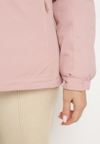 Born2be - Ciemnoróżowa Kurtka Wiatrówka z Odpinanym Kapturem z Odpinaną Pikowaną Stroną Zinlia. Kolor: różowy. Materiał: jeans. Długość rękawa: długi rękaw. Długość: długie #3